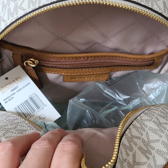 Michael Kors Abbey Medium Backpack Vanilla Acorn - Picture 4 of 8